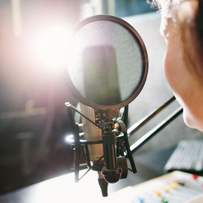 Illustration d'un micro sur un plateau d'une antenne radio