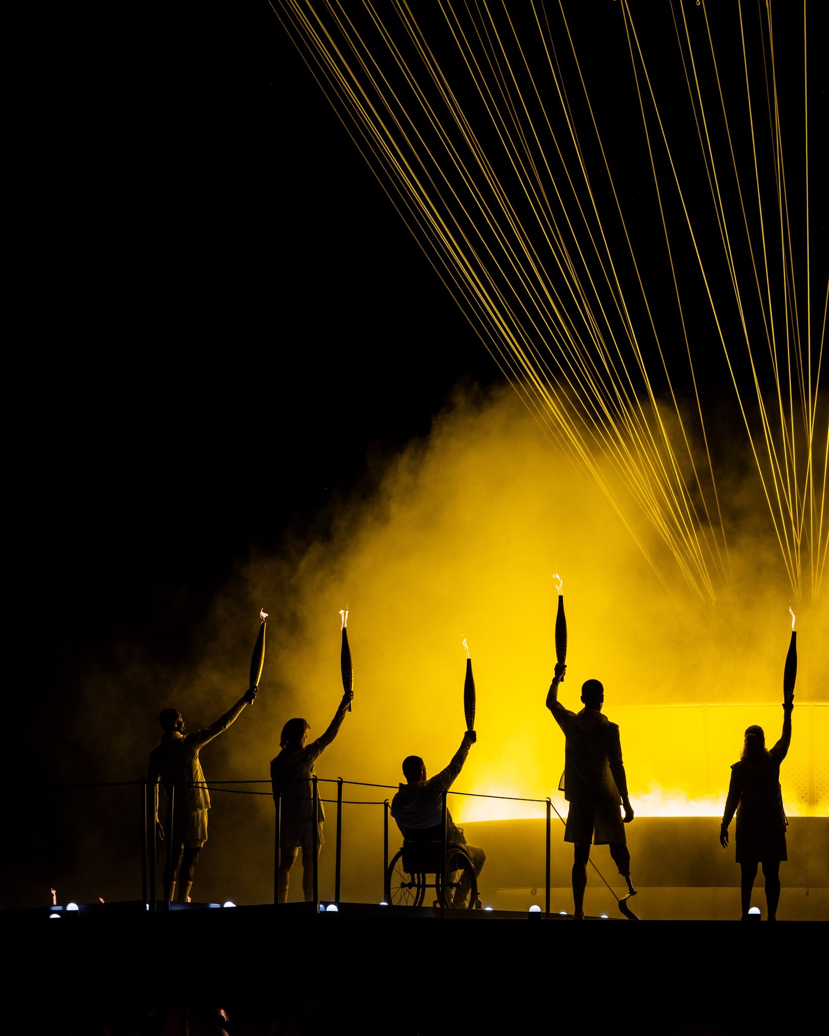 5 para athlètes français devant la vasque lors de la cérémonie de clôture des Jeux Paralympiques 2024