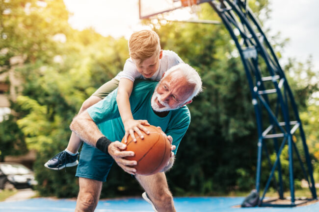 Grandfather and grandson on basketball court Un grand-père et son petit-fils sur un terrain de basket-ball