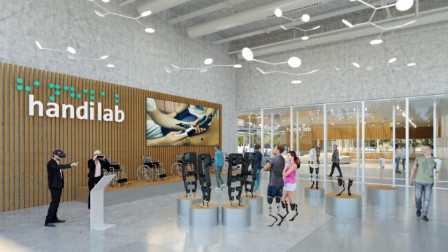 V Ouverture handilab-centre-innovation Photo panoramique du hall du Handilab avec des personnes porteuses de handicap examinant des innovations technologiques.