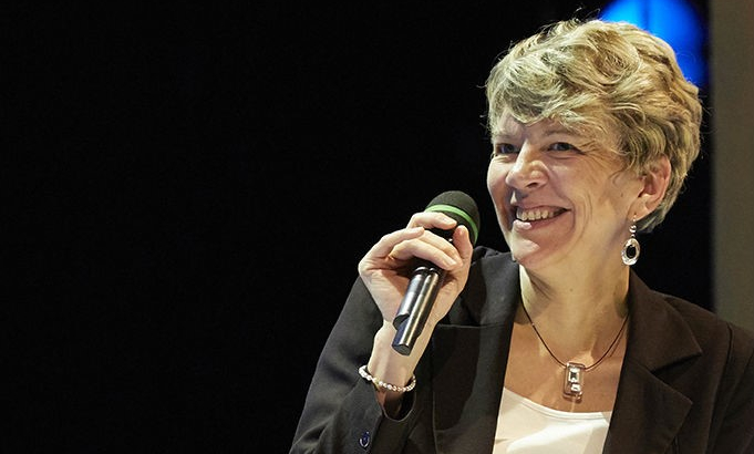 Portrait d'Hélène Delmotte lors d'une conférence
