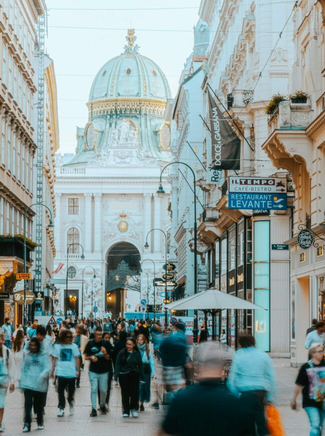 Des passants dans une rue du centre-ville de Vienne en Autriche