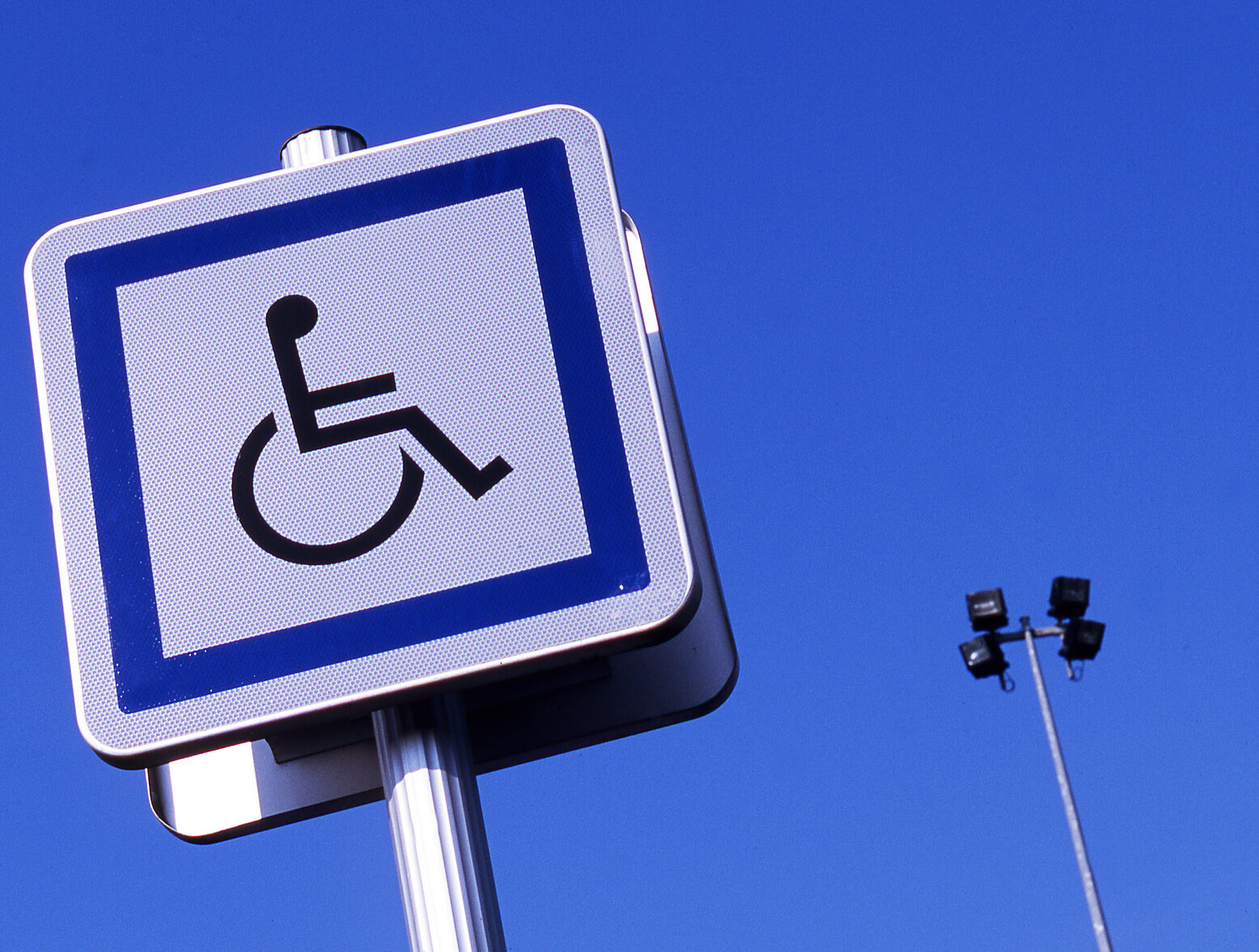 Panneau indiquant une place de parking pour personne handicapée