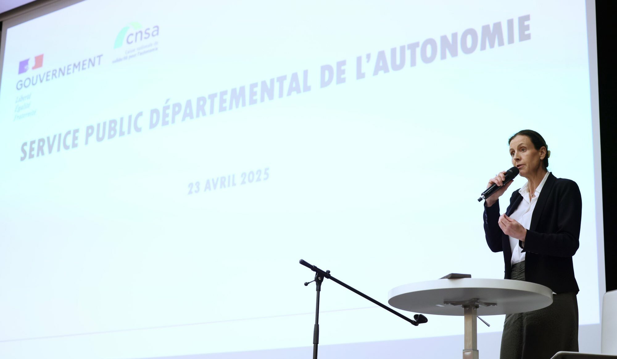 La ministre Charlotte Parmentier-Lecocq annonce dans un discours la généralisation du Service public départemental de l’autonomie