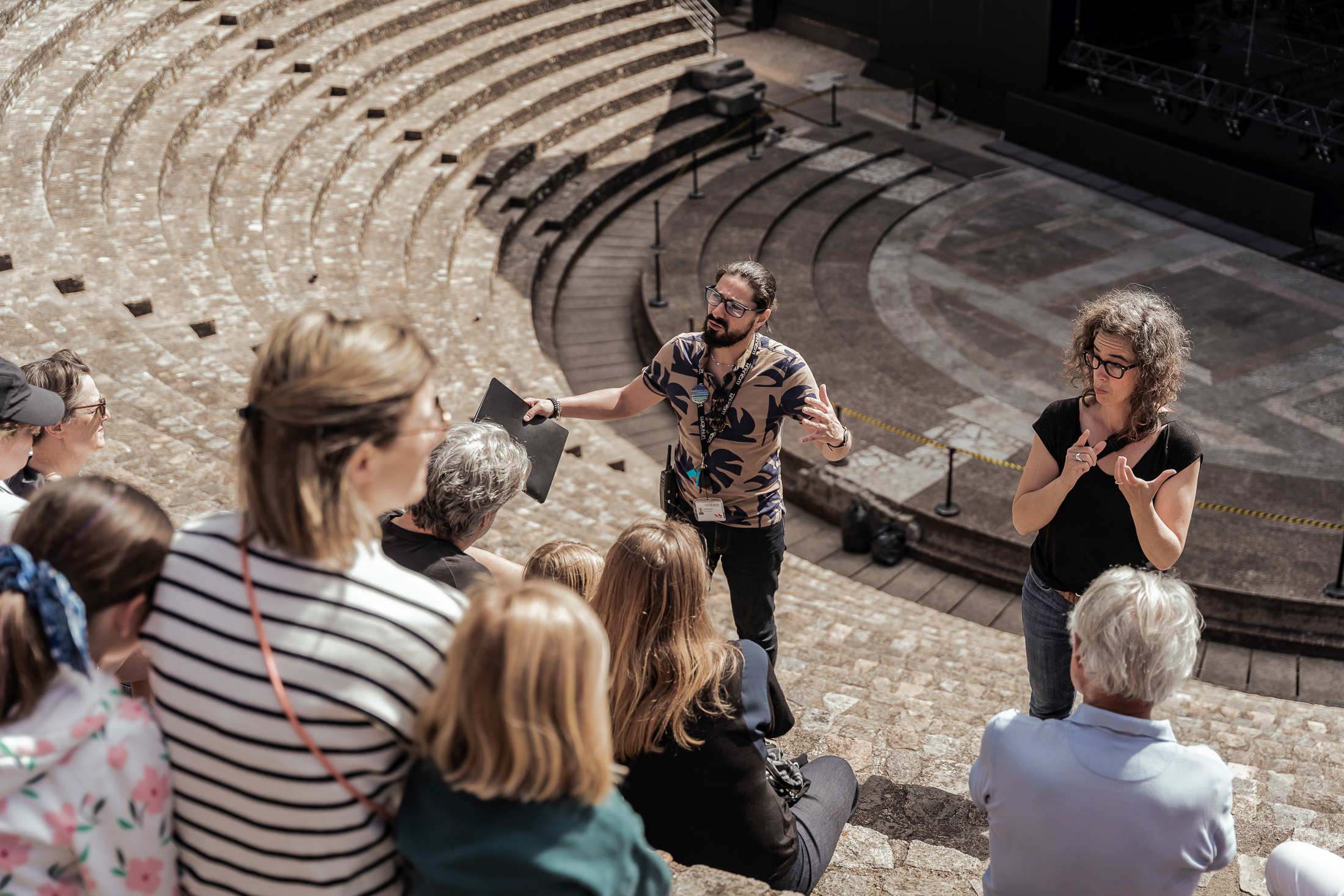 Un groupe fait une visite en LSF du théâtre antique de Fourvière à Lyon