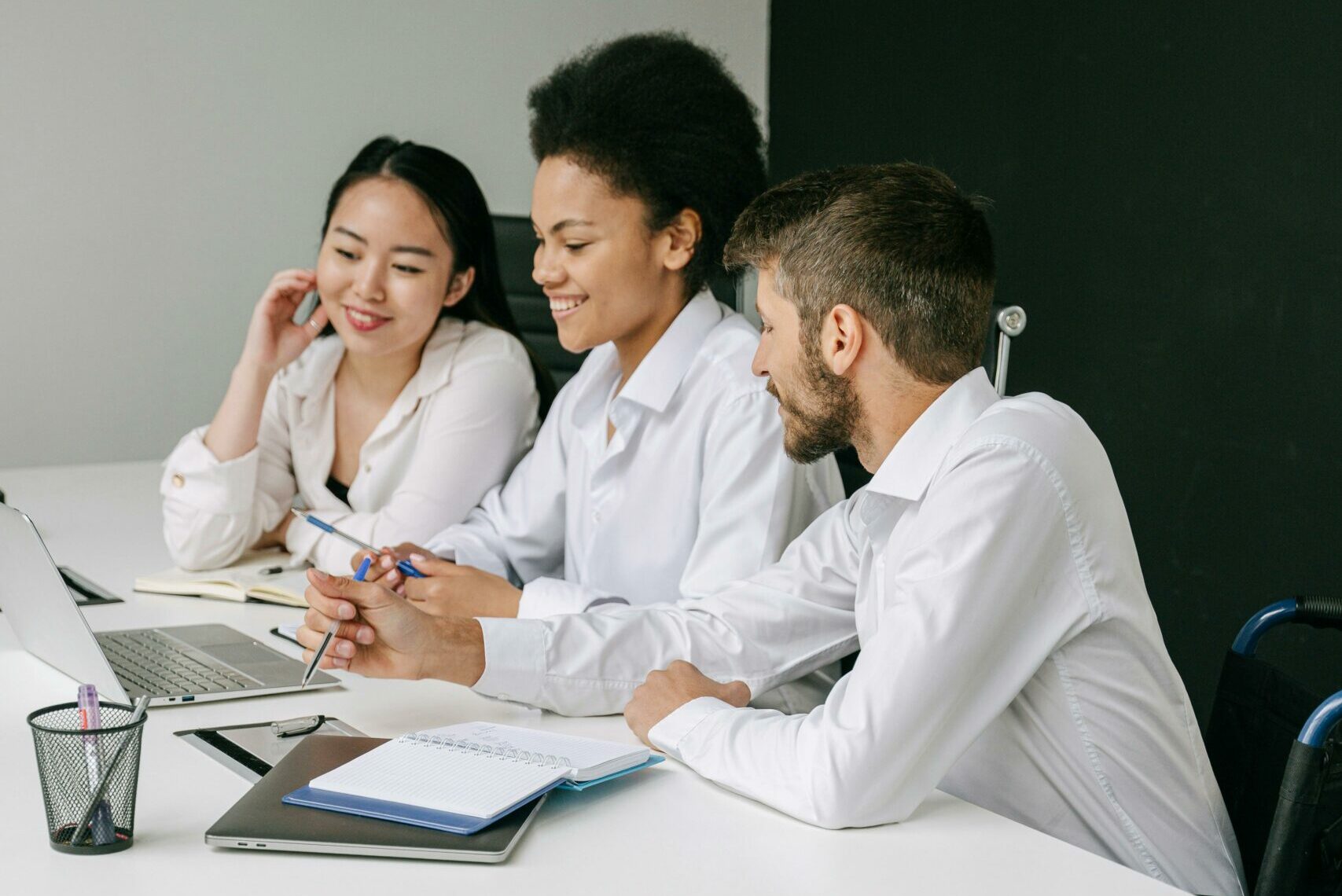 Trois collègues autour d'une table de bureau