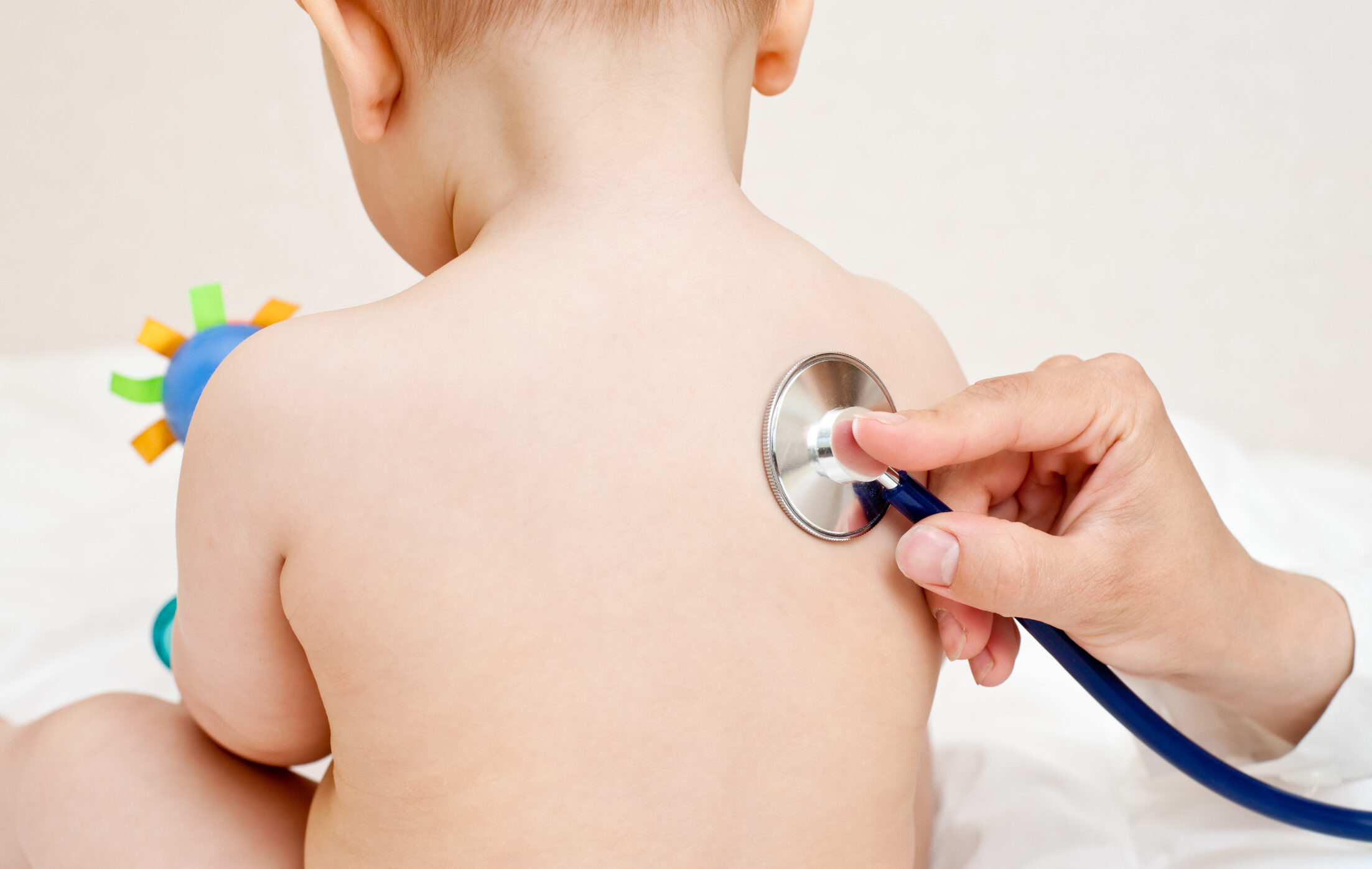 Un enfant se fait examiner par médecin avec un stéthoscope