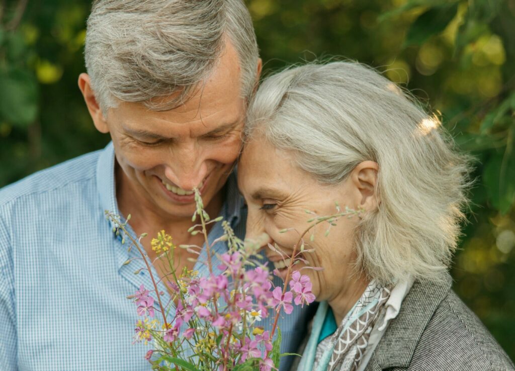 Un couple âgé et un bouquet de fleurs des champs