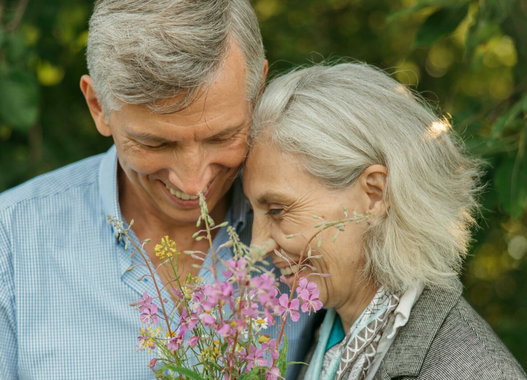 Un couple âgé et un bouquet de fleurs des champs