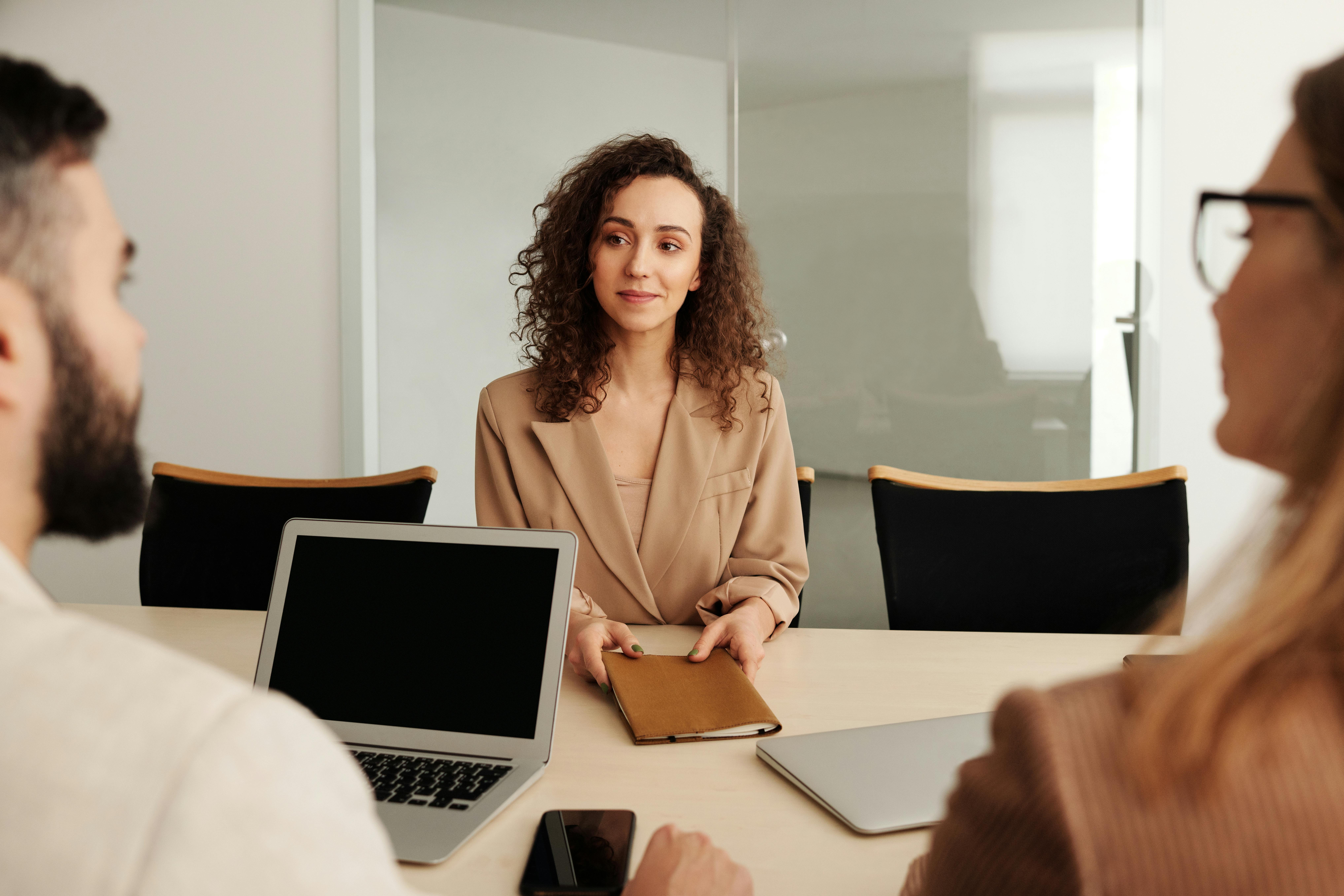Une jeune femme passe un entretien d'embauche dans un bureau