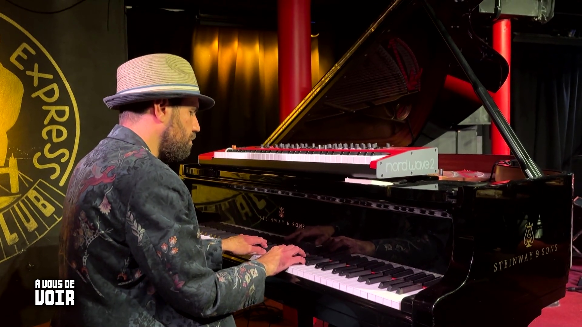Le musicien Yakir Arbib jouant du piano