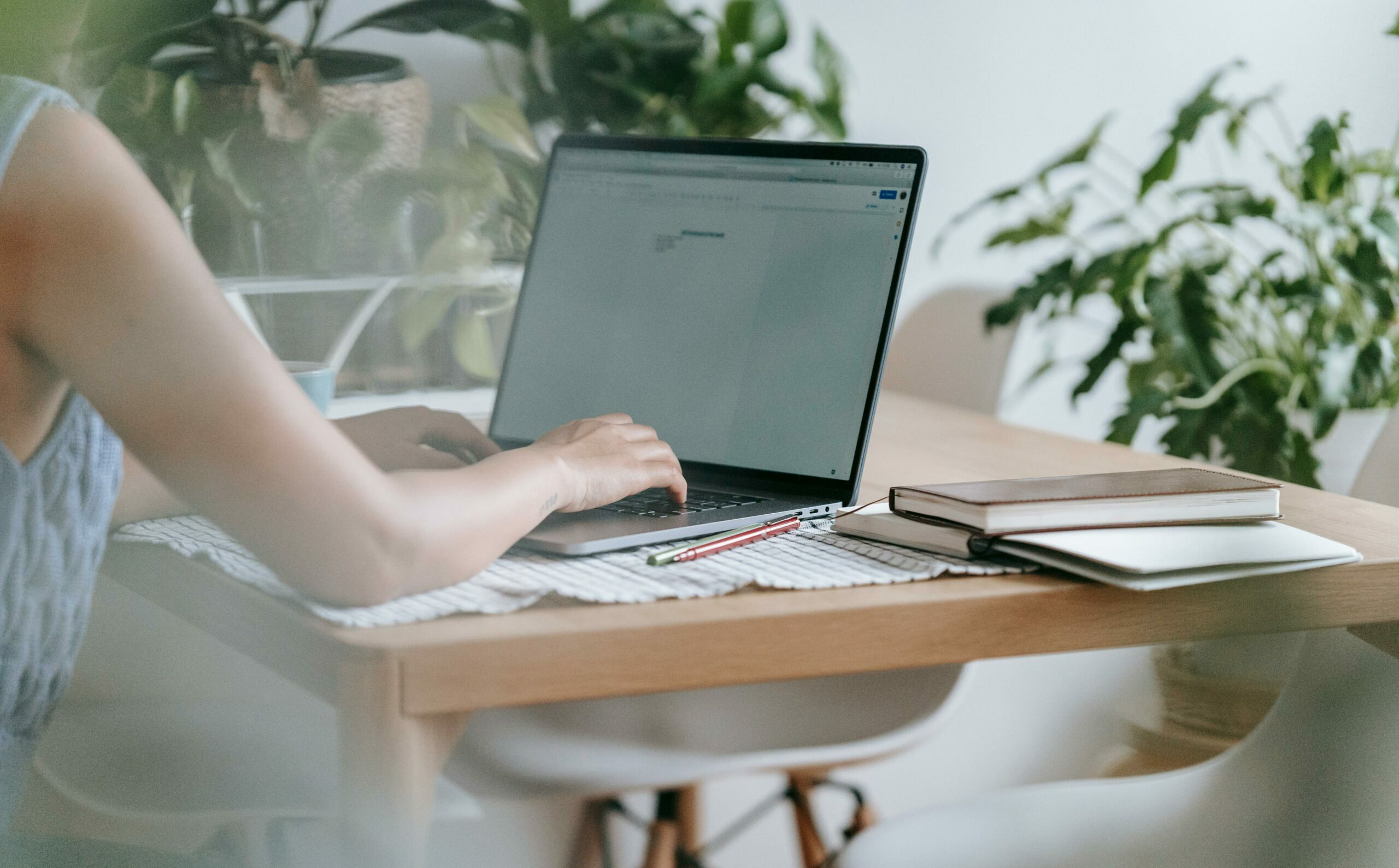 Une femme travaille avec son ordinateur portable