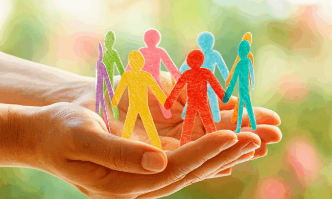 Illustration de mains ouvertes tenant une ribambelle en papier de silhouettes humaines de toutes les couleurs