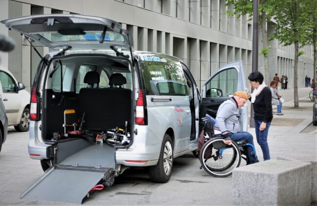 Un homme en fauteuil roulant utilise le service de transport adapté PAM