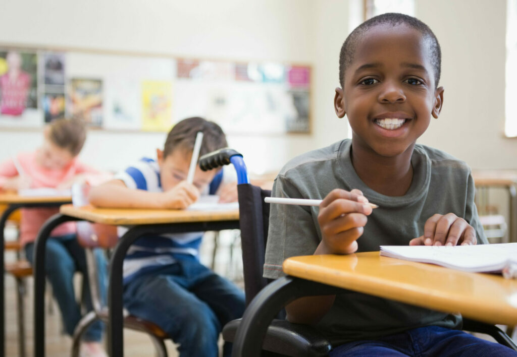 Un écolier en fauteuil roulant dans sa salle de classe