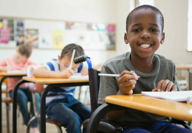 Un écolier en fauteuil roulant dans sa salle de classe