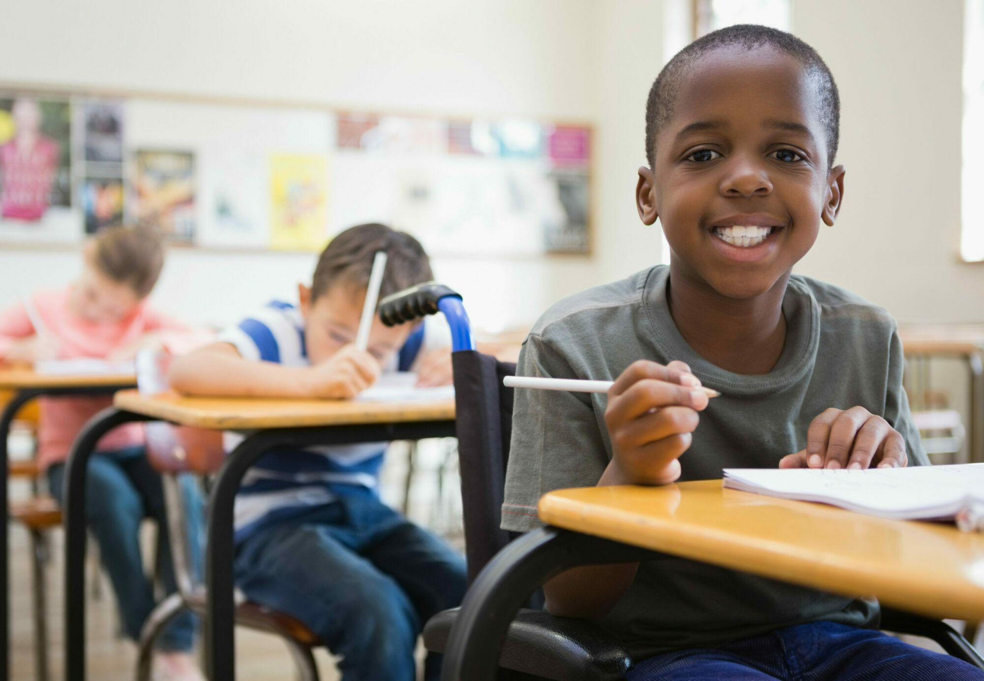 Un écolier en fauteuil roulant dans sa salle de classe
