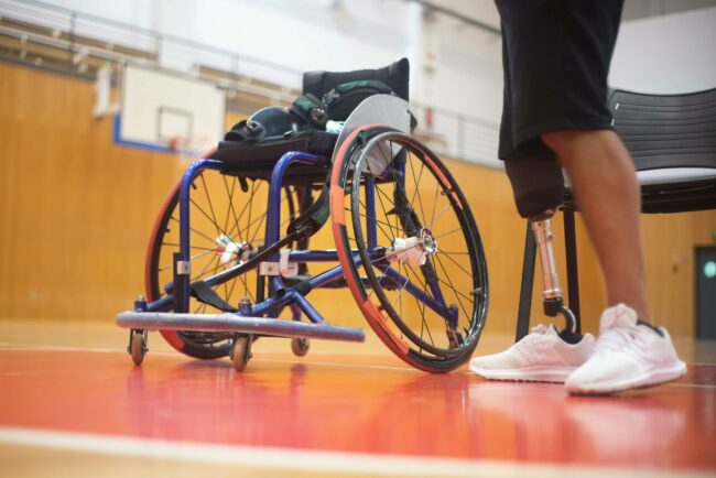 para-sport-fauteuil-basket Un sportif en situation de handicap prépare son fauteuil de para basket