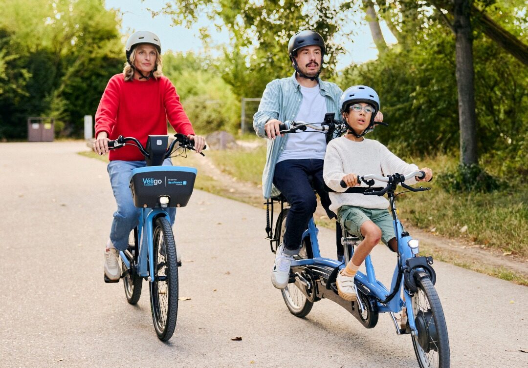 Une famille de trois personnes utilisant les vélos de Véligo