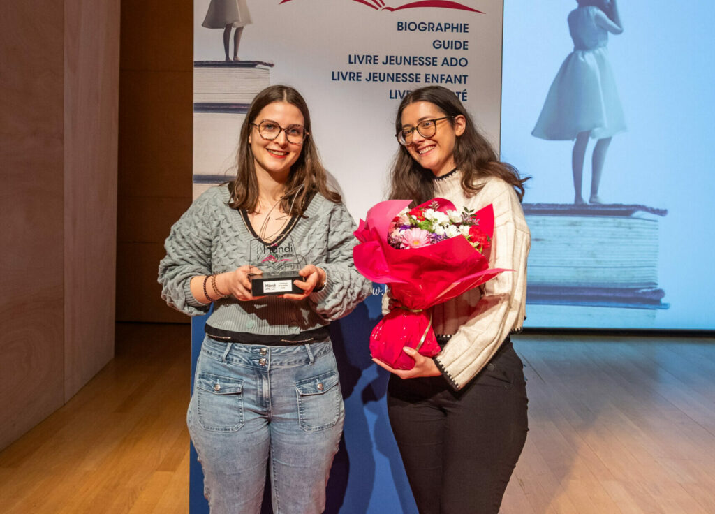 Les représentantes de City Éditions reçoivent le Prix Handi-livres 2025 de la Meilleure Biographie au nom d'Alexis Hanquinquant pour le livre "Ma rage de vaincre"