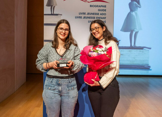 Les représentantes de City Éditions reçoivent le Prix Handi-livres 2025 de la Meilleure Biographie au nom d'Alexis Hanquinquant pour le livre "Ma rage de vaincre"