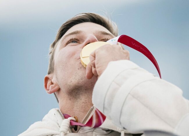 Le skieur Arthur Bauchet embrasse sa médaille d'or remportée lors des Jeux Paralympiques 2026