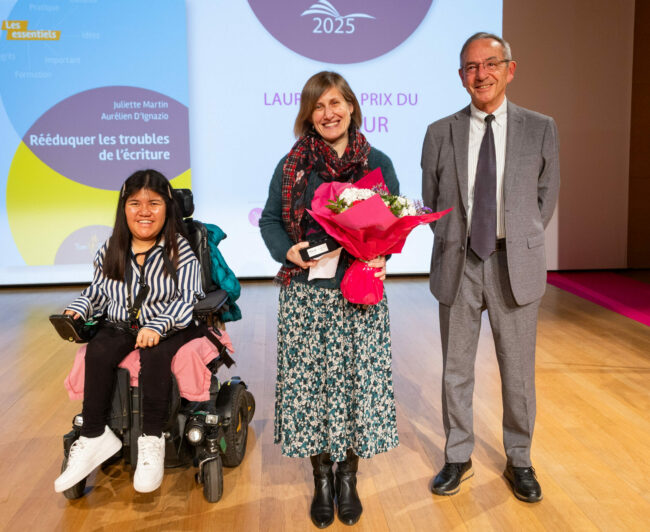 Angélique Groslier, représentante de la maison d'édition Tom Pousse, reçoit le Prix Handi-livres 2025 du Meilleur Guide au nom de Juliette Martin et Aurélien D’Ignazio pour le livre "Rééduquer les troubles de l'écriture"