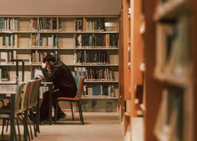 etudiant-bibliotheque Un étudiant travaille sur son mémoire dans une bibliothèque