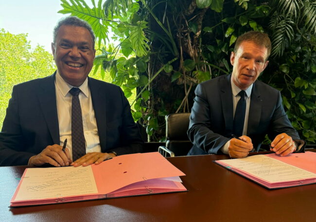 Emmanuel Kasarhérou, Président du musée du quai Branly – Jacques Chirac et Stéphane Bridel, directeur général d’ABILITIS, signent le renouvellement du mécénat