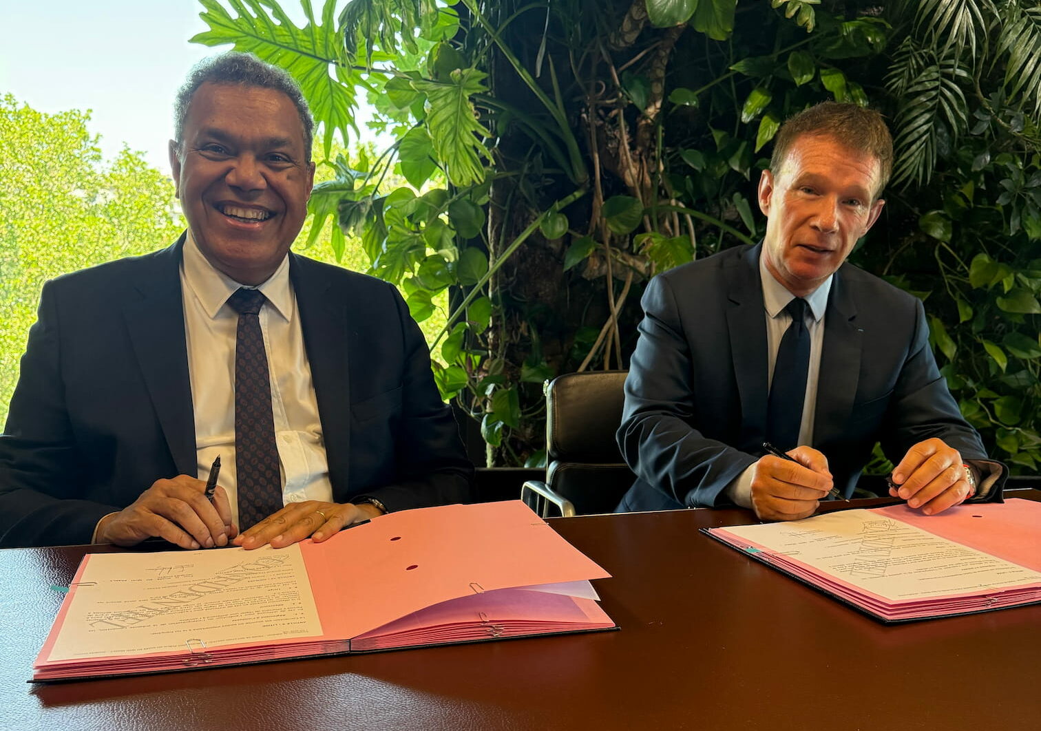 Emmanuel Kasarhérou, Président du musée du quai Branly – Jacques Chirac et Stéphane Bridel, directeur général d’ABILITIS, signent le renouvellement du mécénat