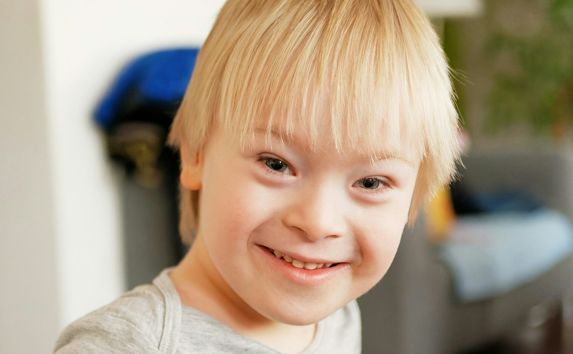 Un enfant en situation de handicap atteint d'autisme