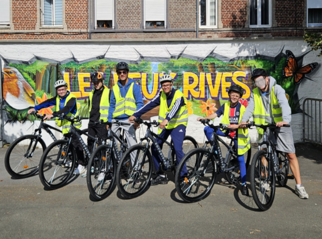 IME Les Deux Rives Des jeunes de l'IME Les Deux Rives sur leurs vélos