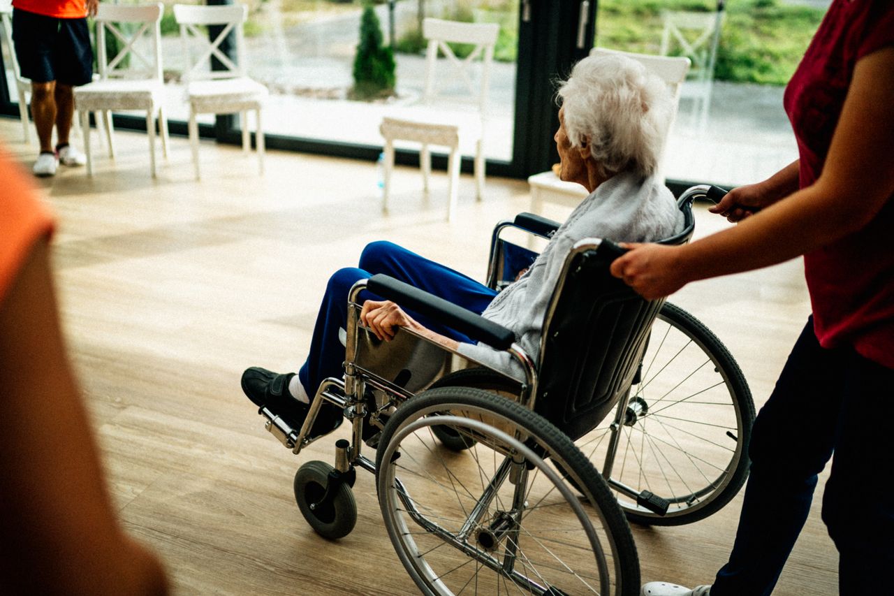 Une personne âgée en chaise roulante dans un EHPAD