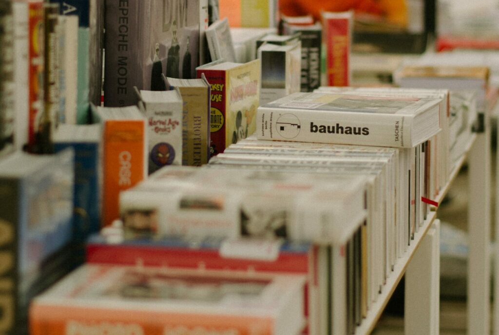 Des livres posés sur une table dans une librairie
