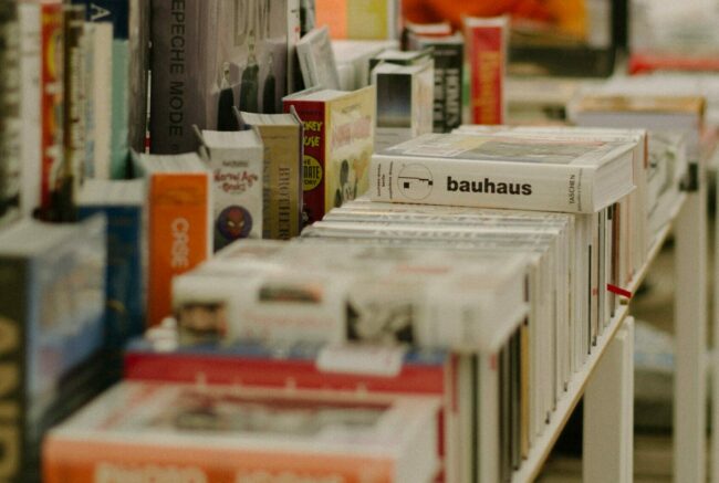 livres-librairie Des livres posés sur une table dans une librairie