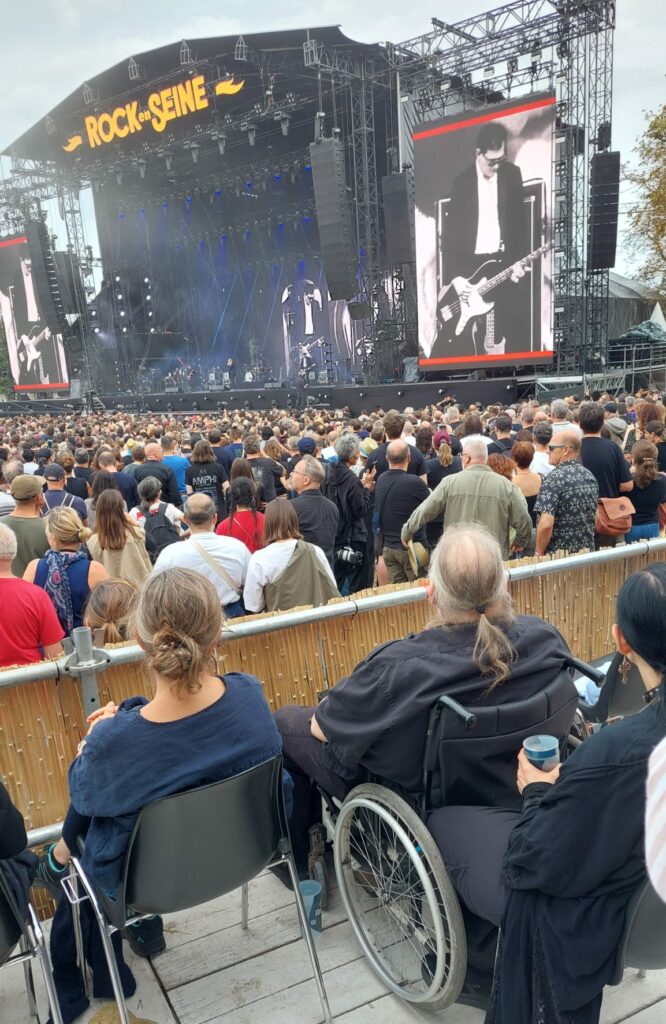 Des spectateurs en situation de handicap assistent à un concert de Rock en Seine 2026