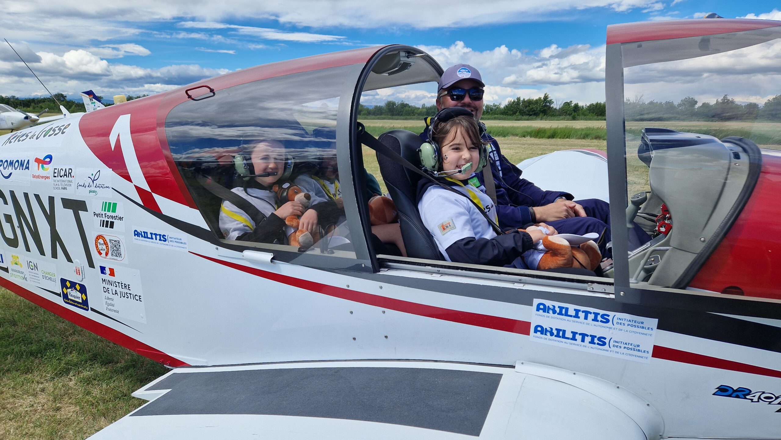 Des enfants en situation de handicap dans un avion de l'association Rêves de Gosse